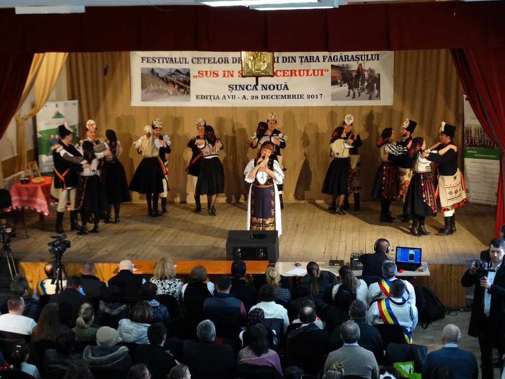 Veta Biris alaturi de Ceata de Feciori din Sinca Noua, Festivalul Cetelor de Feciori din Tara Fagarasului - Sus in slava cerului, Sinca Noua, 2017